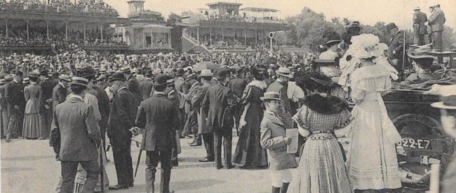 Auteuil, le champ de Courses et la vue sur les tribunes. Tous sont venus assister au GD Steeple-Chase de Paris. Auteuil, le champ de Courses et la vue sur les tribunes. Tous sont venus assister au GD Steeple-Chase de Paris.