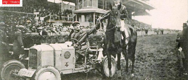 Courses de la Capelle en 1927. Andé Mercier et postillon, cheval de Mr P. Buffard, après leur match en steeple-chase. Courses de la Capelle en 1927.